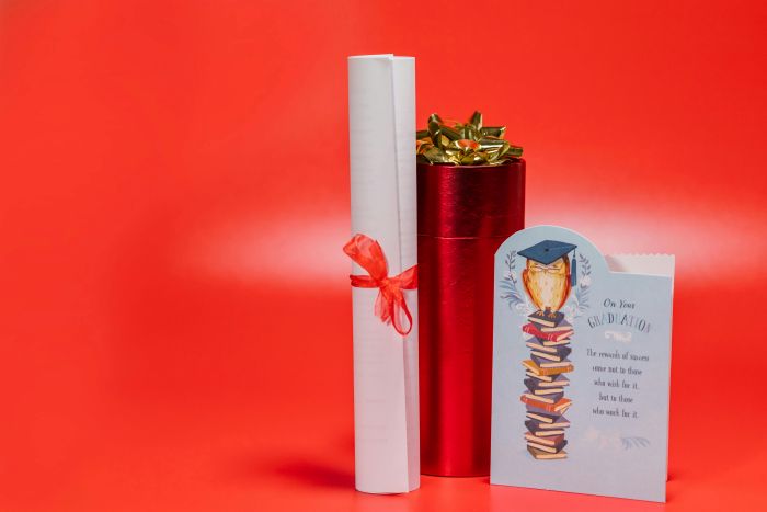 Vergeben lernen - Karte auf rotem Untergrund mit Kerze